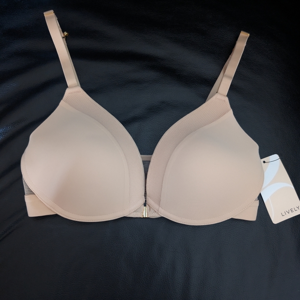 NWT Lively Brand Front-Close Wireless Bra 32 D Nude